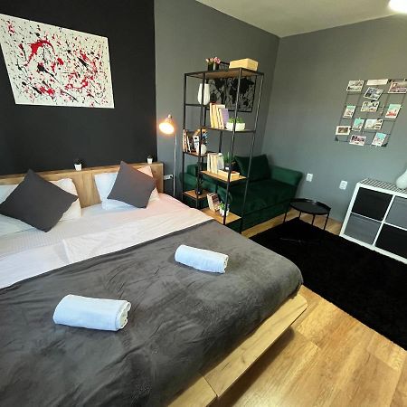 Mickitos City Center Apartment Skopje Ngoại thất bức ảnh