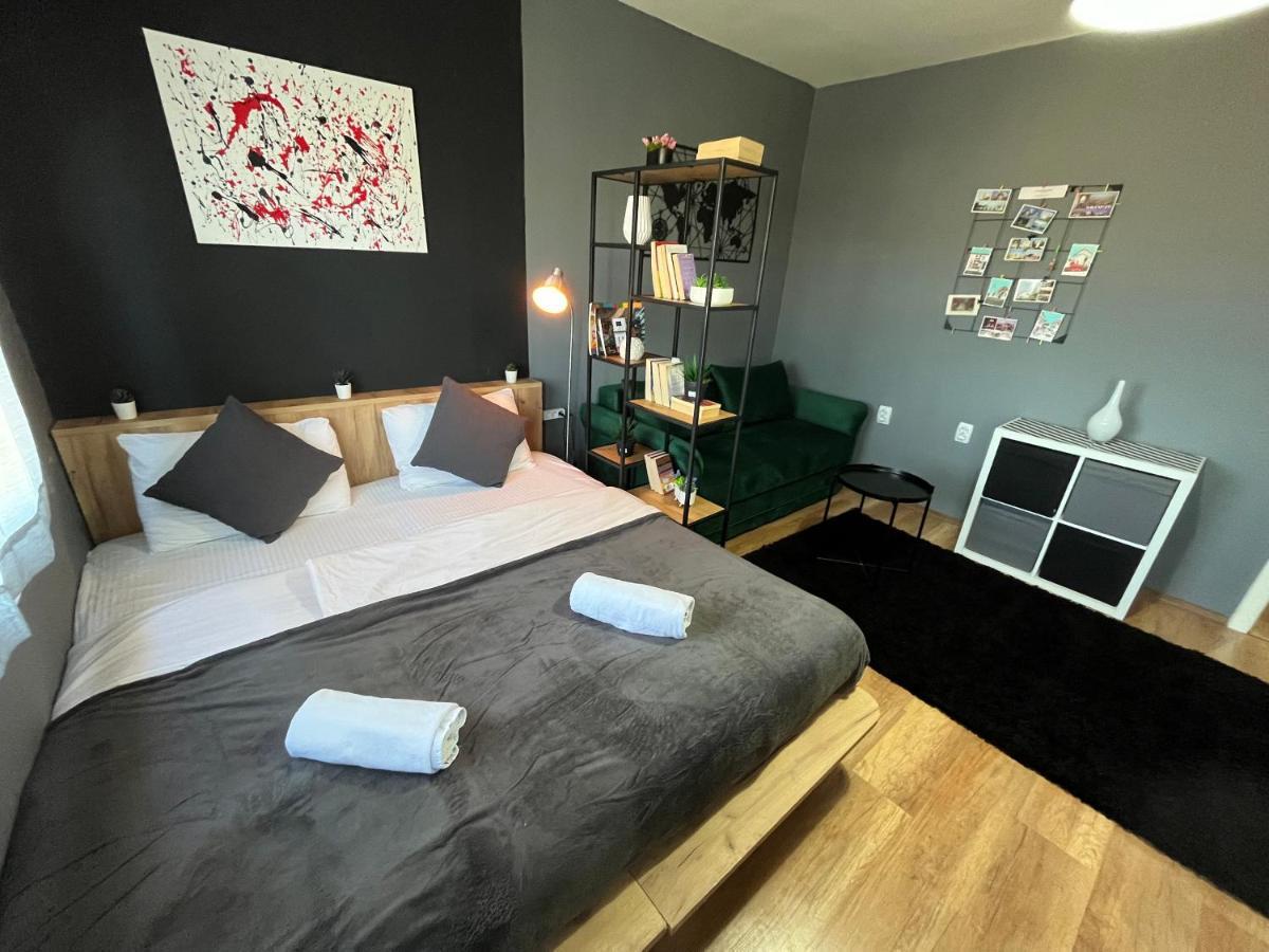 Mickitos City Center Apartment Skopje Ngoại thất bức ảnh