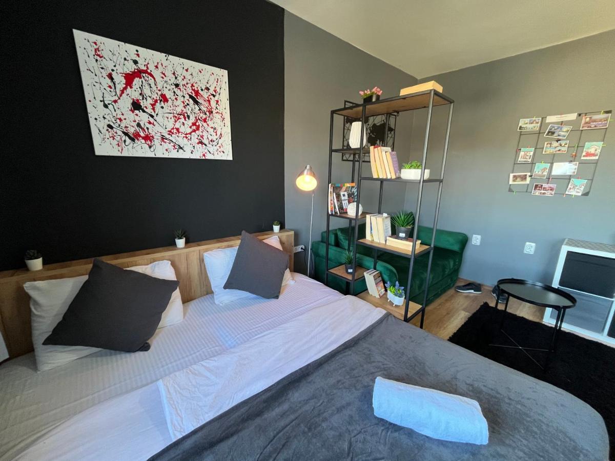 Mickitos City Center Apartment Skopje Ngoại thất bức ảnh