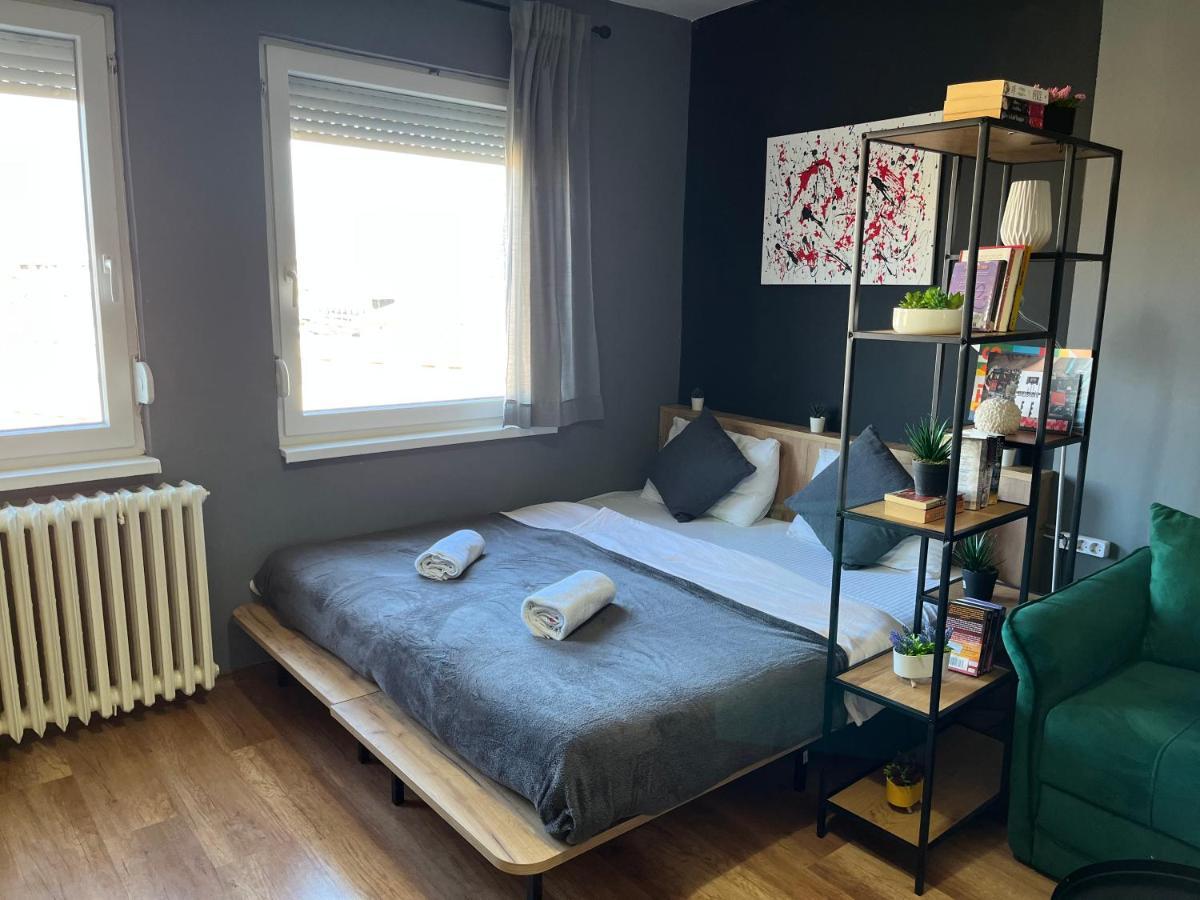 Mickitos City Center Apartment Skopje Ngoại thất bức ảnh